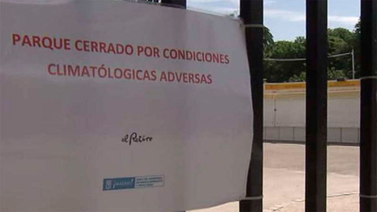 El Ayuntamiento cierra el Retiro por alerta roja por fuertes rachas de viento