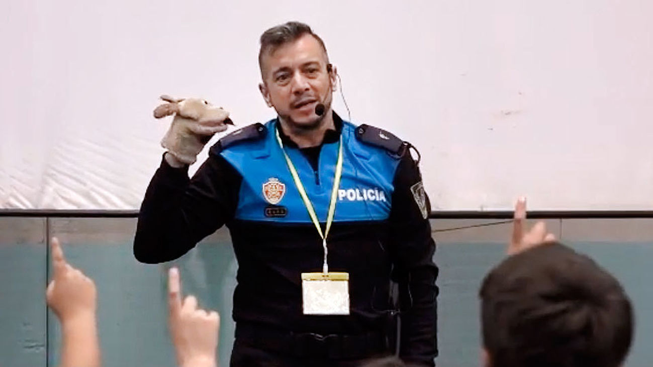 El 'poli de guardería' que enseña seguridad vial cantando y bailando