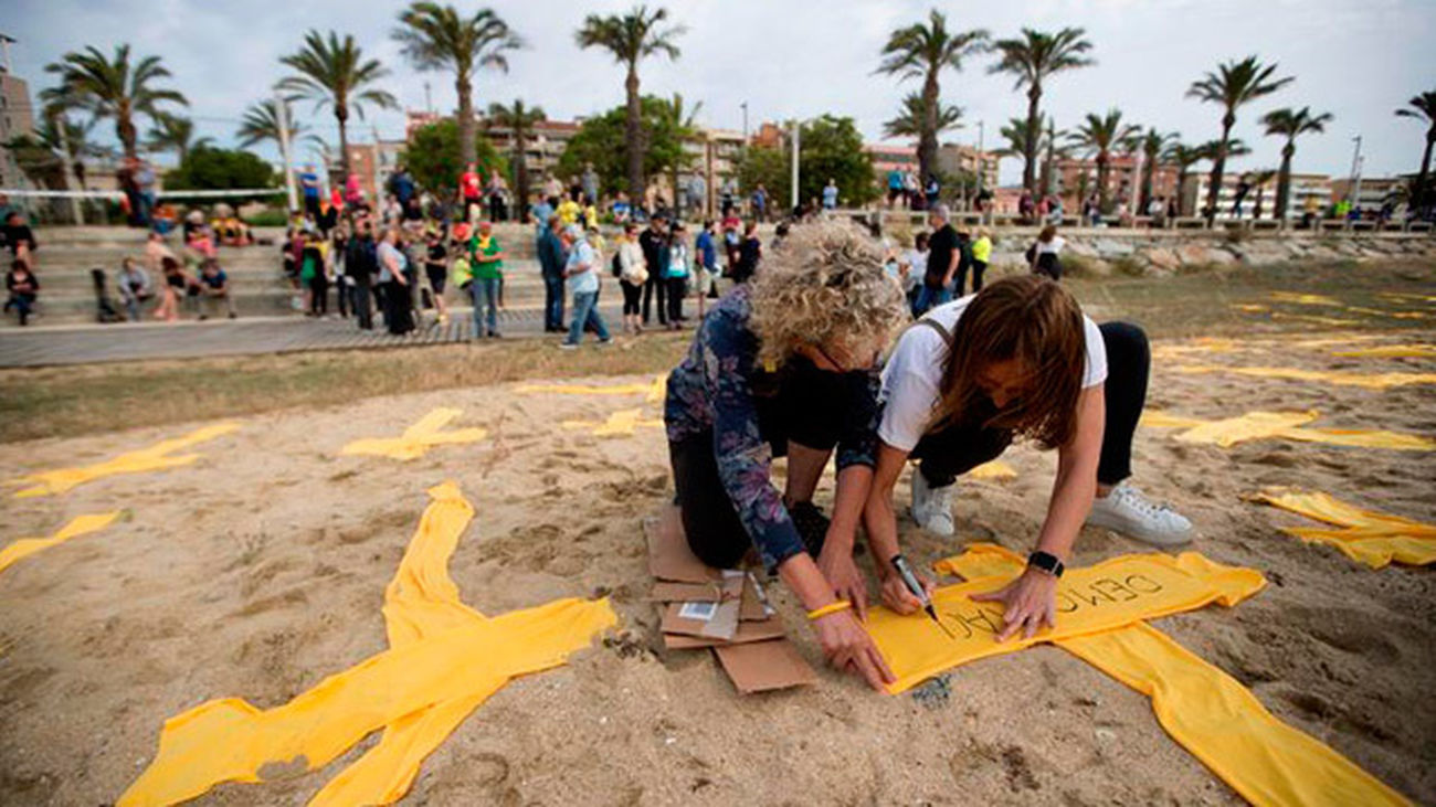 Los CDR colocan cruces amarillas de tela  en la playa de Mataró