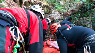Rescatada en helicóptero una mujer accidentada en un camino de Cercedilla