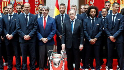 El Real Madrid lleva la Copa de Europa a la sede de la Comunidad