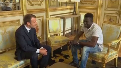 El presidente francés concede la nacionalidad al héroe que salvó a un niño en París