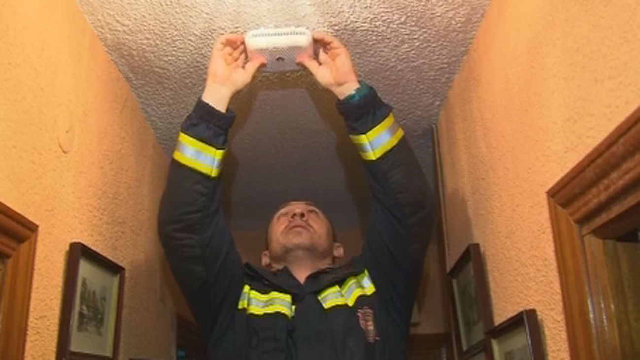Alcorcón instala detectores de humo en viviendas de personas mayores y de discapacitados