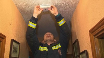 Alcorcón instala detectores de humo en viviendas de personas mayores y de discapacitados