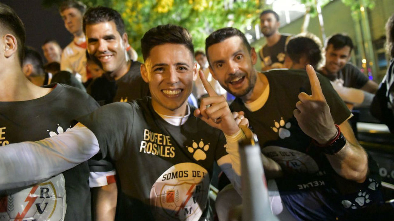 Garrido y Carmena reciben al Rayo Vallecano por su ascenso