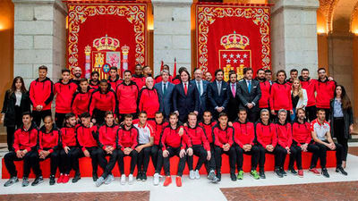 Carmena y Garrido reciben al Rayo Vallecano tras su ascenso a Primera División