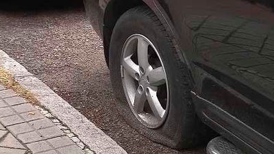 Vandalismo en la Dehesa de la Villa: Más de una decena de coches con las ruedas pinchadas