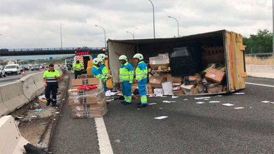 Un herido grave al volcar el camión que conducía en la A-3 en Rivas Vaciamadrid