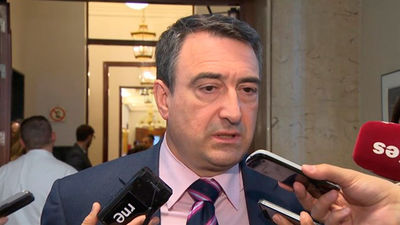 El PP dice que la moción es un fraude y el PSOE ve a Rajoy "amarrado a su sillón"