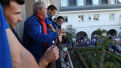 Cientos de aficionados felicitan al Rayo Majadahonda por su ascenso