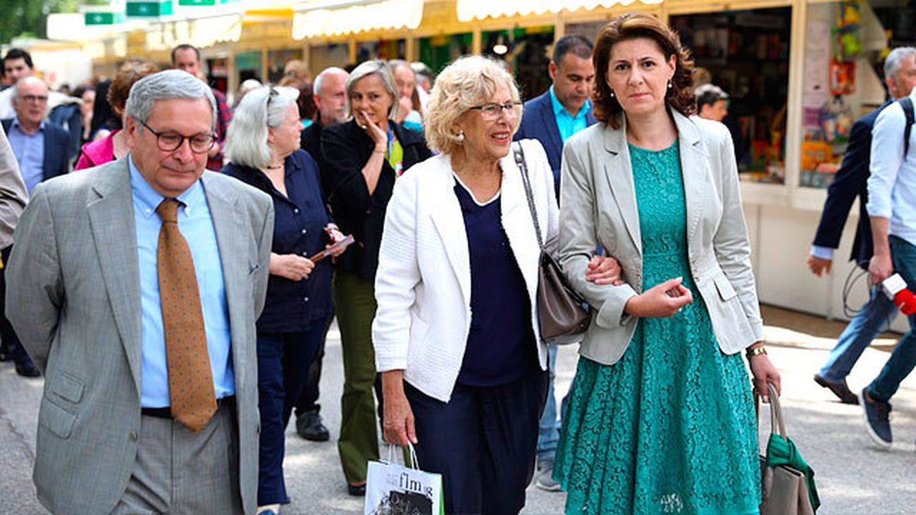 La alcaldesa de Madrid, Manuela Carmena, visita la Feria del Libro 2018 junto a la embajadora de Rumanía, Gabriela Danc?u y al