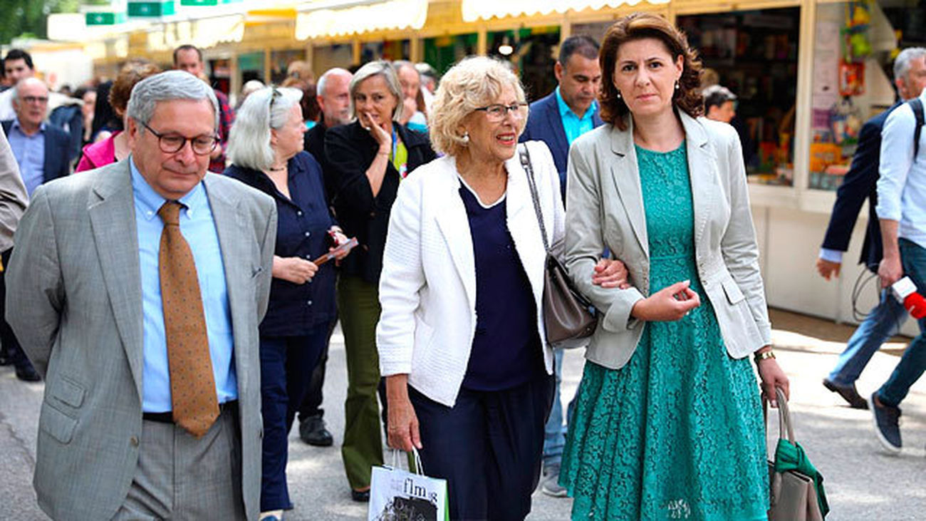 La alcaldesa de Madrid, Manuela Carmena, visita la Feria del Libro 2018 junto a la embajadora de Rumanía, Gabriela Danc?u y al