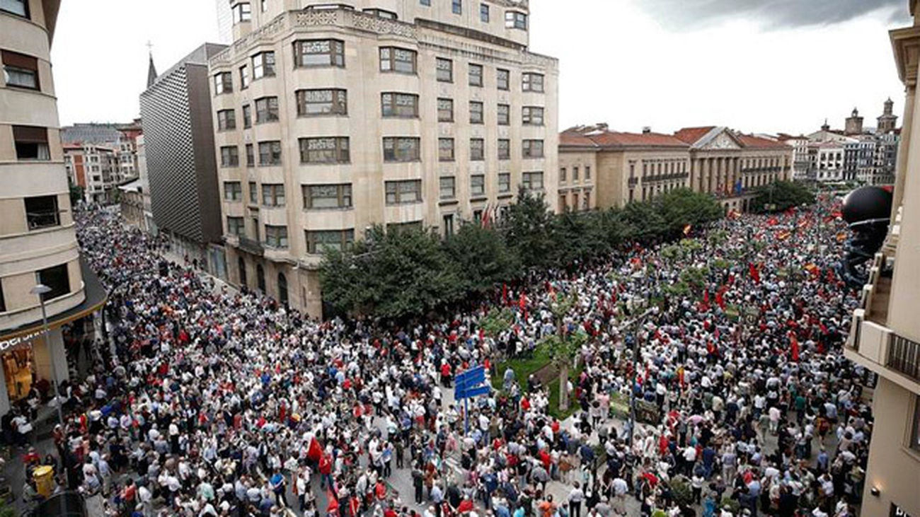 Miles de personas durante la manifestación por las calles del centro de Pamplona bajo el lema "Por el futuro de todos en iguald