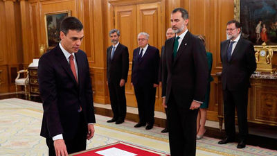 Pedro Sánchez promete su cargo de presidente  del Gobierno y acude a Moncloa