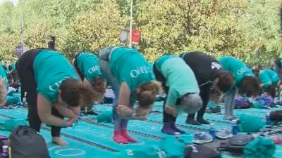 3.000 'yoguies' participan en una macroclase en el Paseo del Prado