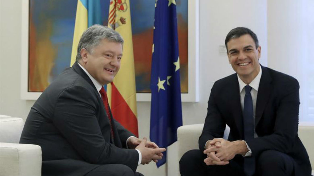 El presidente del Gobierno, Pedro Sánchez con el presidente de Ucrania, Petro Poroshenko