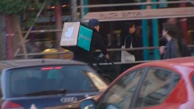 Un juzgado considera que los repartidores de Deliveroo son trabajadores suyos