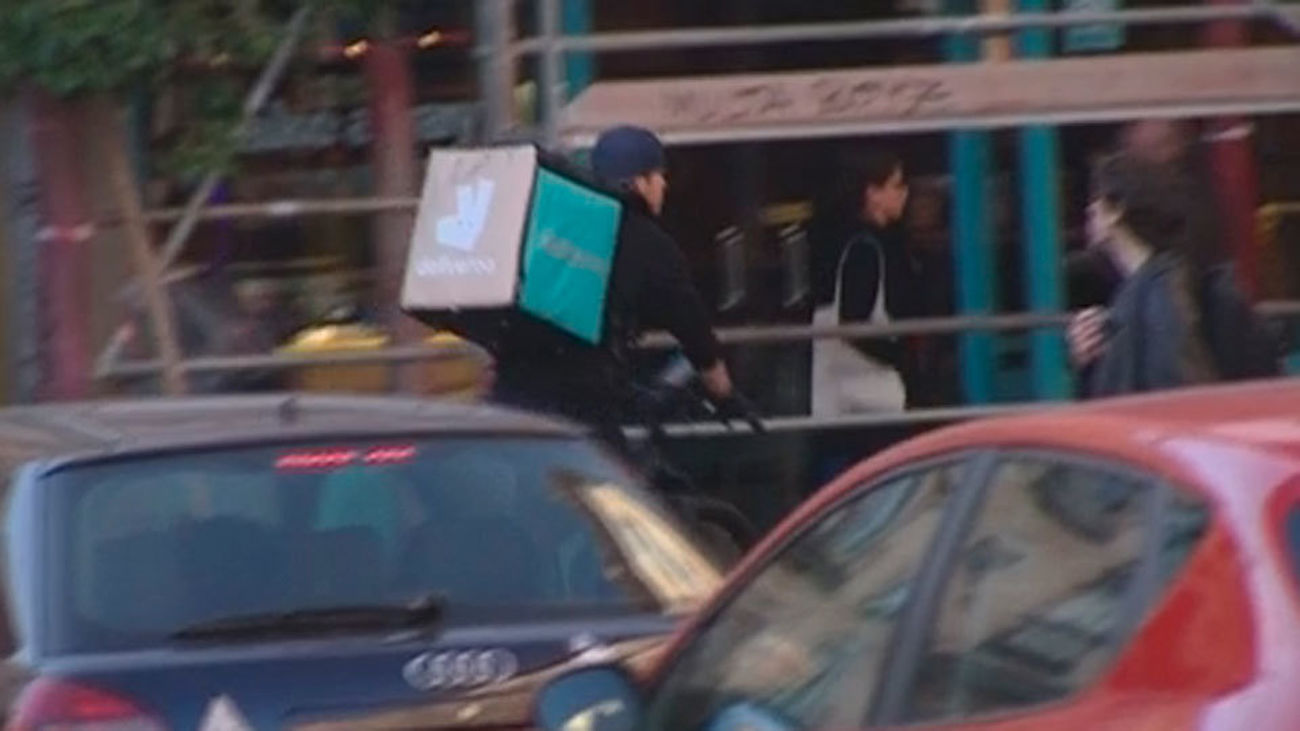 Un juzgado considera que los repartidores de Deliveroo son trabajadores suyos
