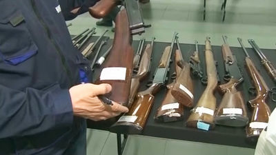 Salen a subasta más de 3.400 armas en Ifema