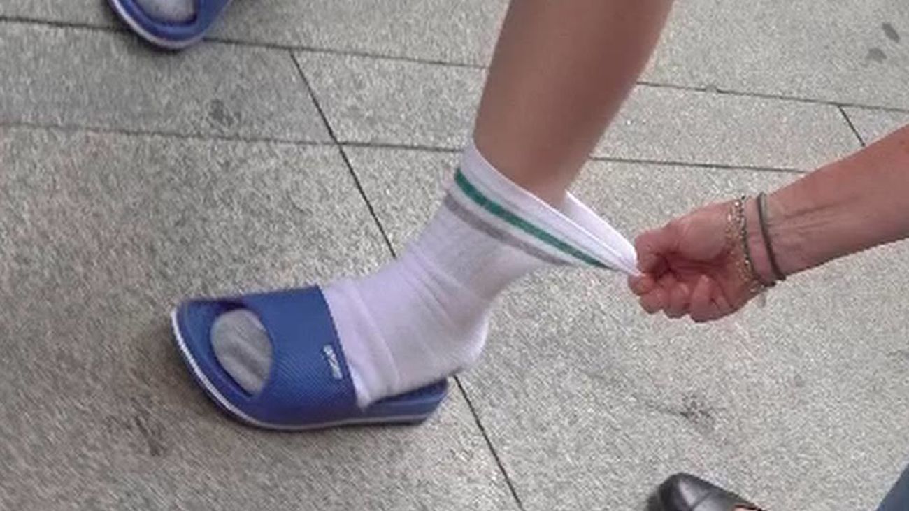 Atentos, chanclas con calcetines, la moda verano!