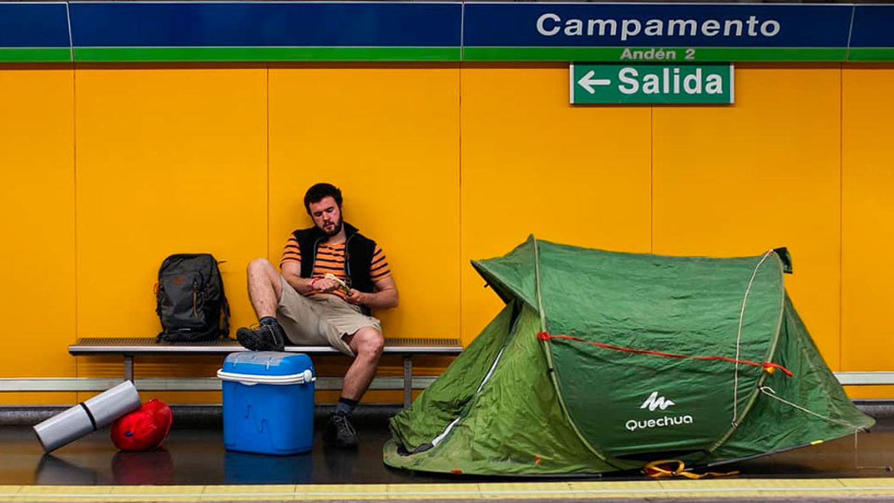 Recorren el Metro fotografiándose en situaciones alusivas al nombre de cada parada