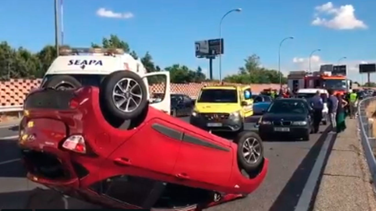 Aparatoso accidente en la M-40 entre una moto y un coche que ha dado varias vueltas de campana