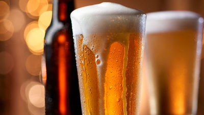 La Caja Mágica acoge más de 150 estilos de cervezas en el mercado Beermad