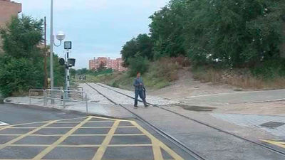 Vecinos de Villaverde piden la eliminación de los pasos a nivel