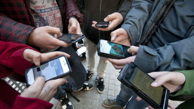 Permanecemos dos horas de media al día enganchados al móvil