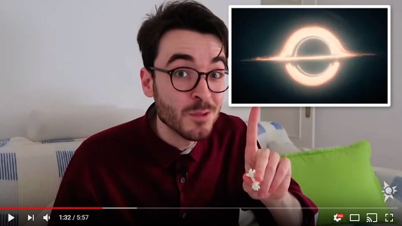 Sus vídeos, que acumulan aproximadamente 45 millones de  visualizaciones, están a menudo motivados con productos de actualidad