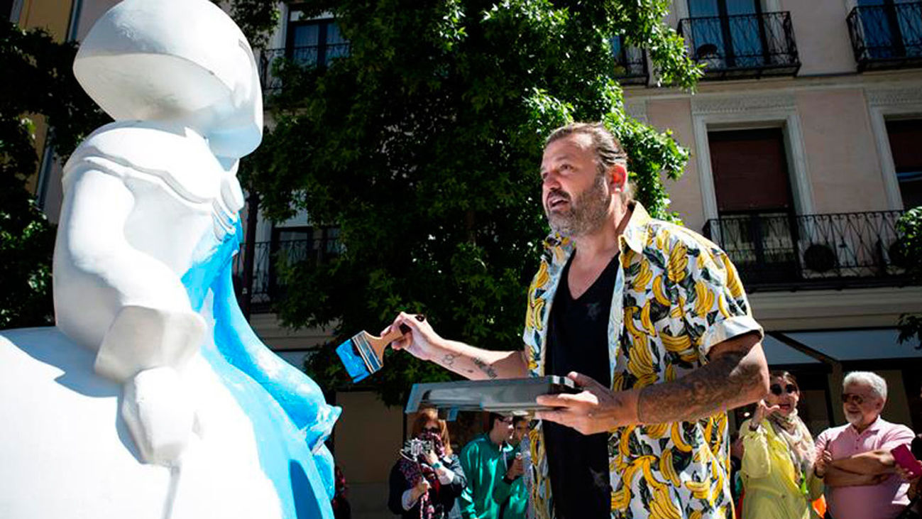 El pintor Domingo Zapata restaura en directo su menina "La vida es sueño"