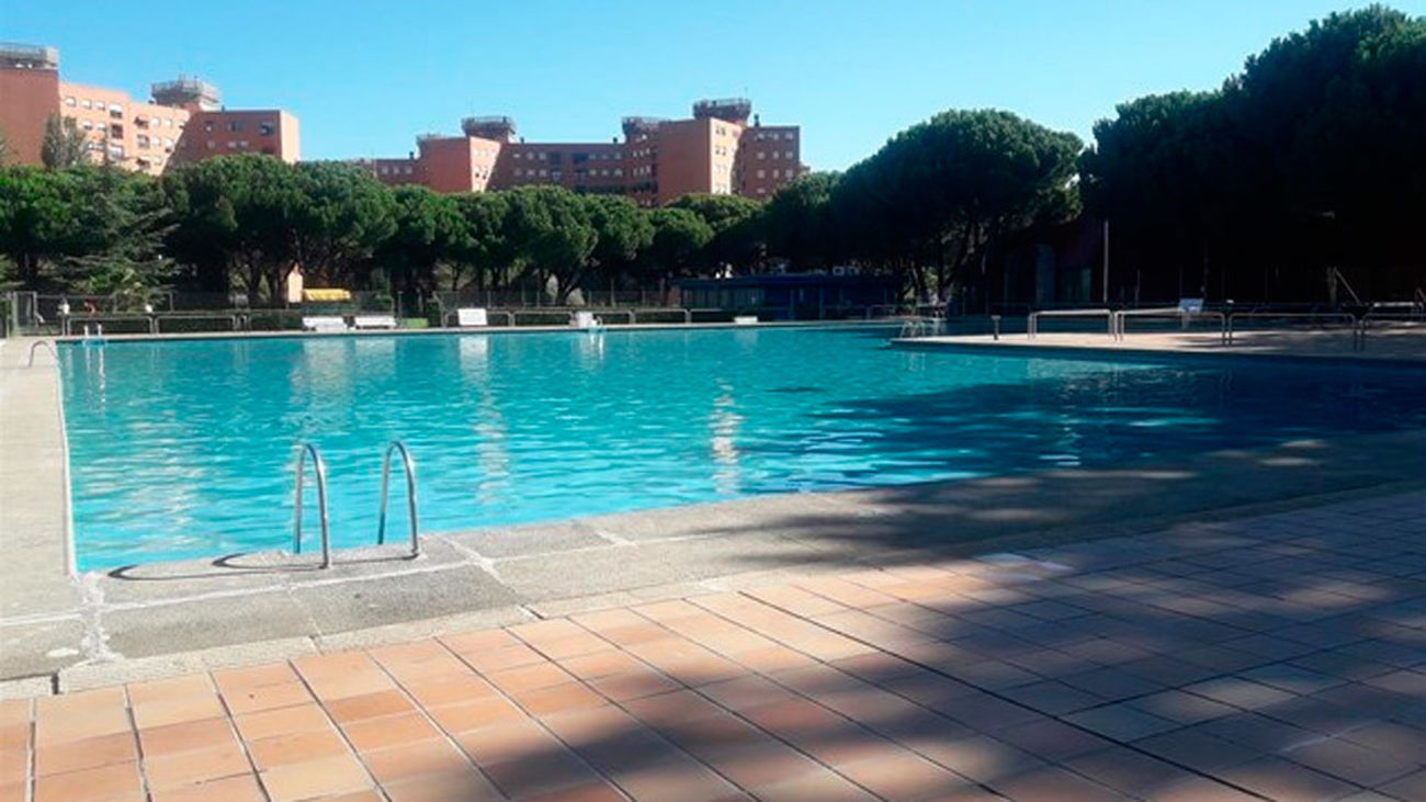 Este verano los vecinos de San Blas-Canillejas se quedan sin piscina municipal. El pasado mes de febrero comenzó la rehabilitación de la piscina y el mal tiempo ha hecho que las obras se alarguen. A finales de Febrero comenzaron las obras en la piscina municipal del distrito de San Blas. Se estimaban que las obras finalizarían en un plazo de siete meses, pero el mal tiempo ha hecho que las obras vayan a durar más de lo previsto. Los residentes aseguran que se sienten contentos por el presupuesto destinado a la reforma de la piscina, y que es mejor esperar y que se realice un buen trabajo. Ahora los vecinos deben buscar alternativas y piscinas cercanas para poder refrescarse este verano.