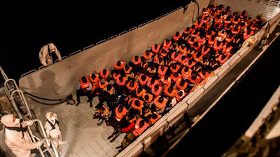 El 'Aquarius' planea trasladar a Valencia a los 629 inmigrantes con ayuda de varios barcos italianos