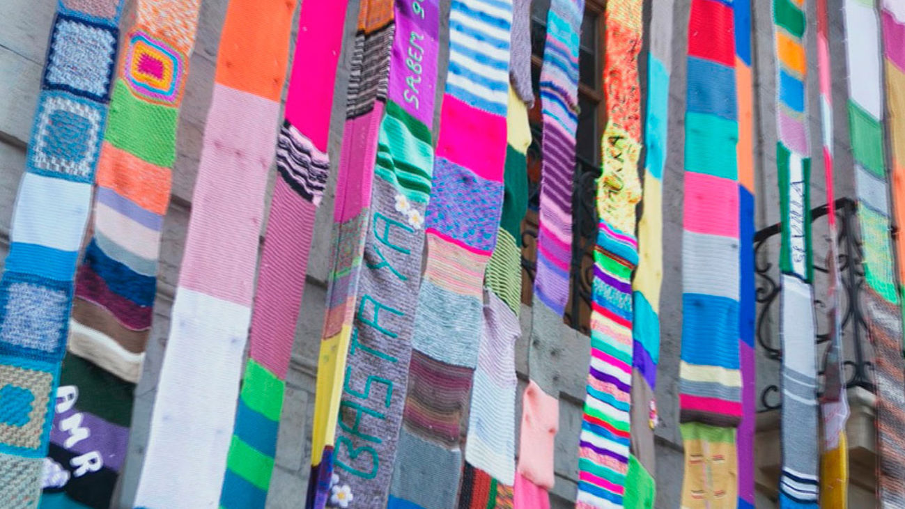 Tejen en Valdemoro una bufanda contra la violencia sexista, que ya alcanza los 4 km