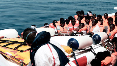 El 'Aquarius' junto con dos barcos italianos viajan hacia Valencia