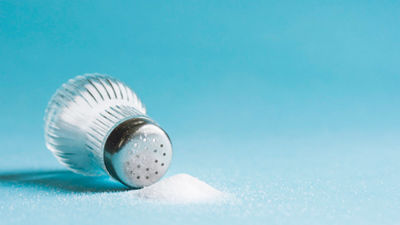 Los peligros de tomar sal en exceso