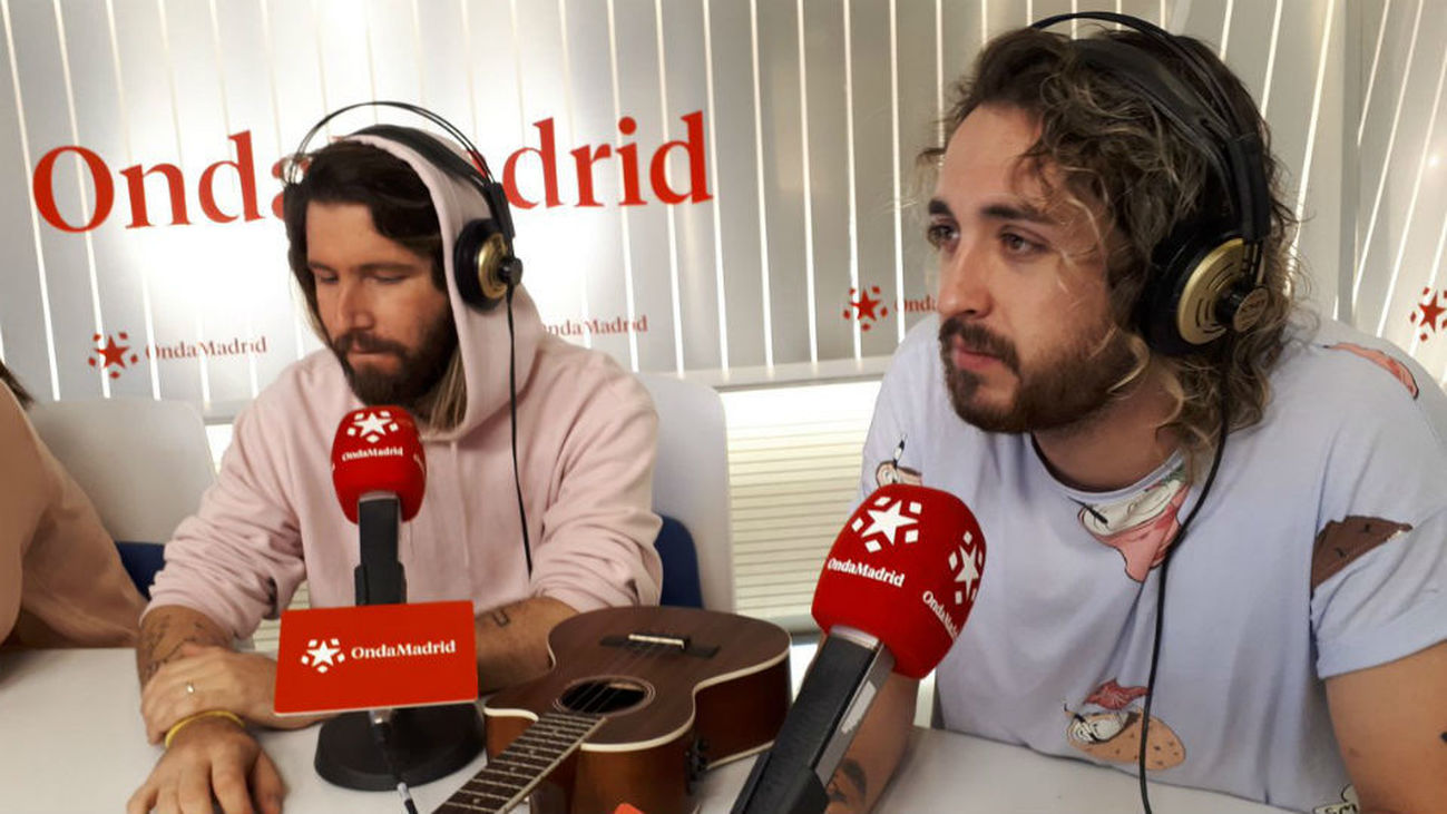 Los chicos de Bombai cantan en directo 'Superhéroes'