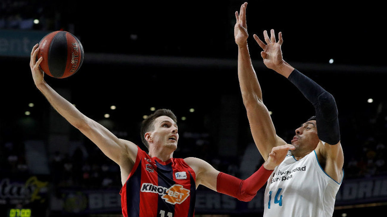 Gustavo Ayón ante el Baskonia