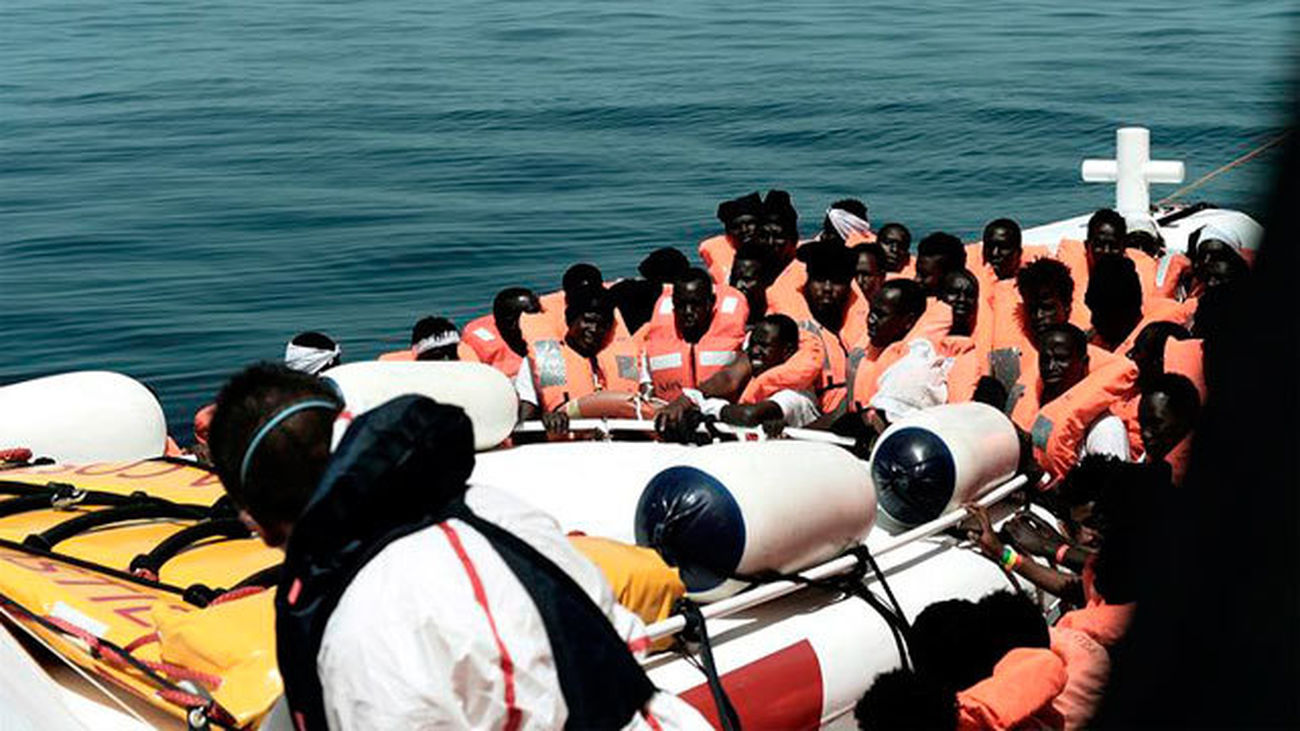 Inmigrantes subsaharianos rescatados en el Mediterráneo por el buque Aquarius