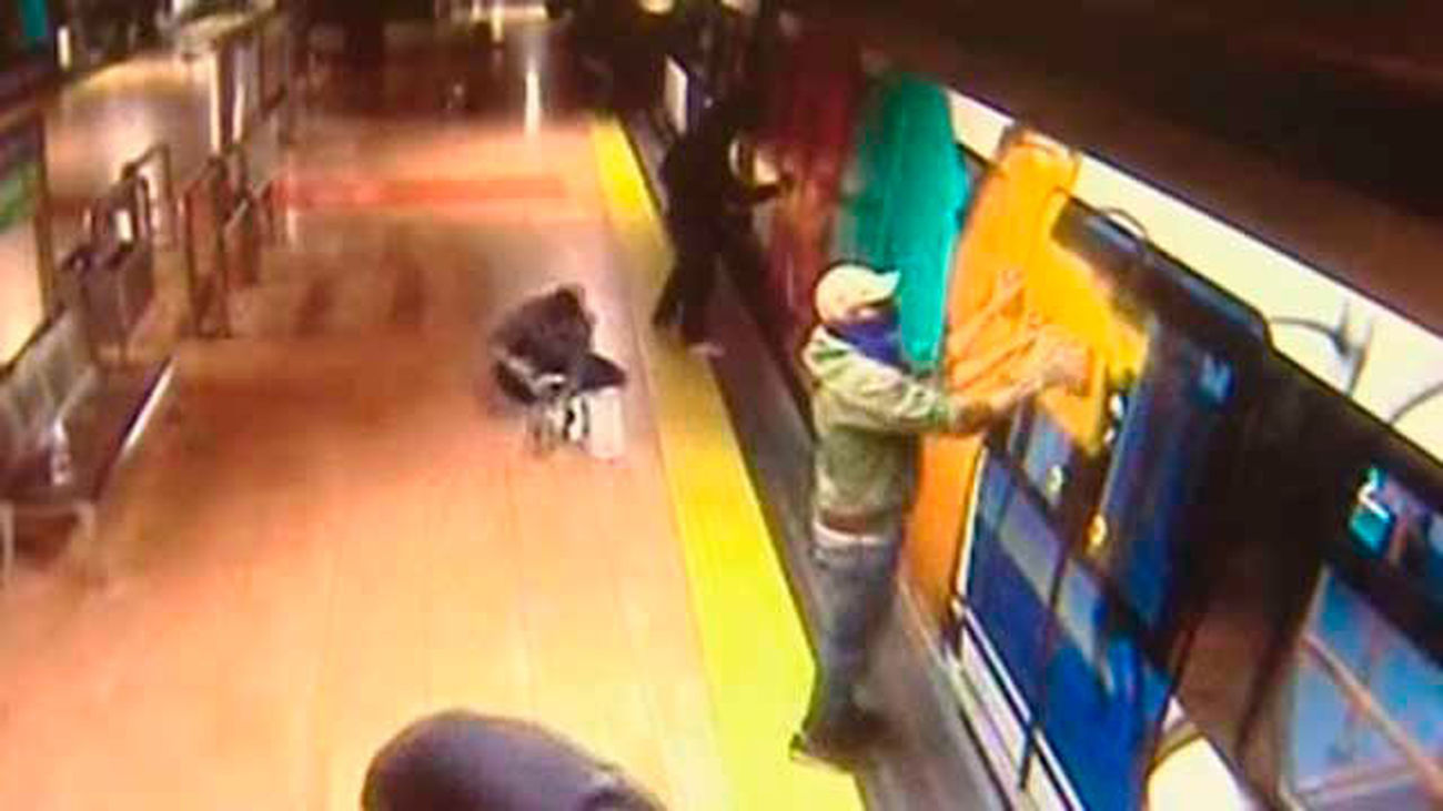 Grafiteros paran un tren de Metro en Opañel para pintarlo