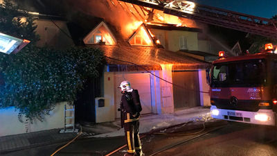 Los Bomberos dan por controlado el incendio en Collado Villalba que ha afectado a 6 chalets