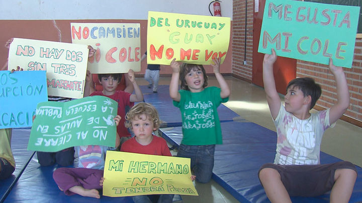 Encierro en un colegio de Latina contra la supresión de un aula de Educación Infantil