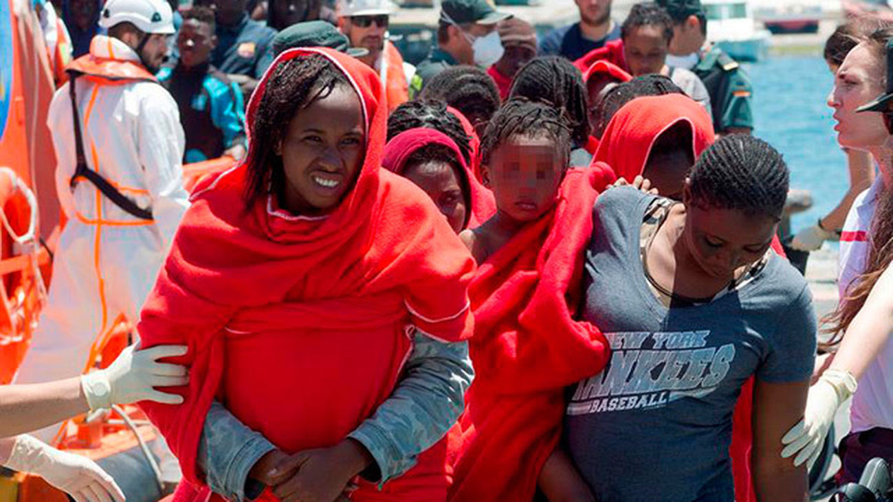 Cerca de un millar de inmigrantes rescatados en aguas andaluzas en lo que va de fin semana
