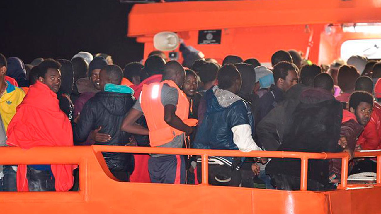 Traslados al Puerto de Almería de inmigrantes rescatados en el mar de Alborán el pasado viernes