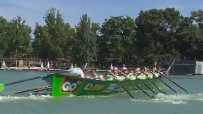 La trainera de Hondarribia exhibe su fuerza en El Retiro madrileño
