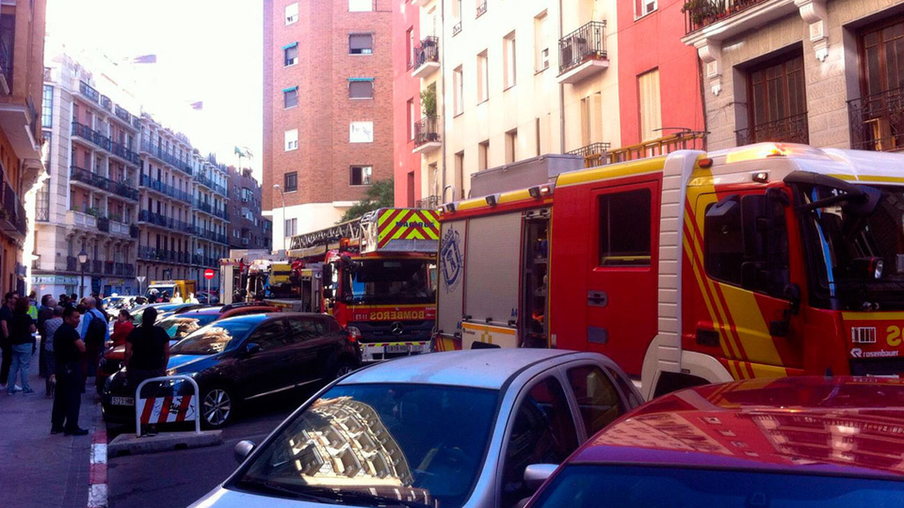 La calle Santísima Trinidad (Chamberí), cortada por un derrumbe en un edificio