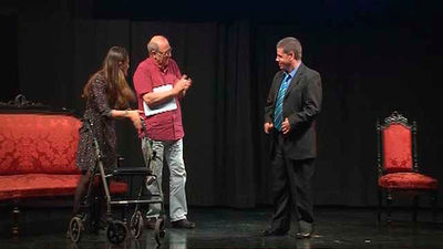 Emilio Gutiérrez Caba participa en un taller de teatro adaptado