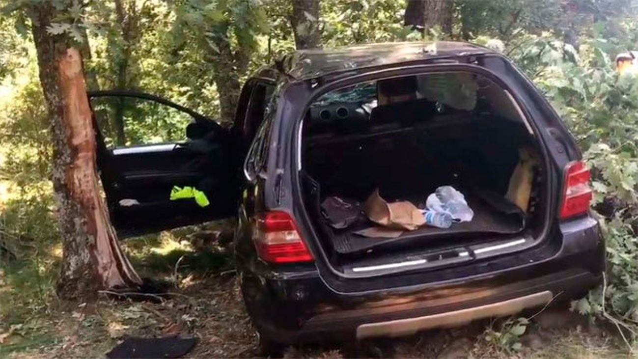 Cuatro heridos tras chocar un monovolumen contra un árbol en el Puerto de la Cruz Verde