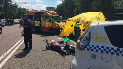 Muere un motorista de 24 años tras colisionar contra un vehículo en Moratalaz