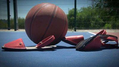 Un proyecto para construir pistas de baloncesto de material reciclado en el Sáhara
